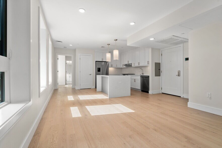 Primary Photo - 305 Border St