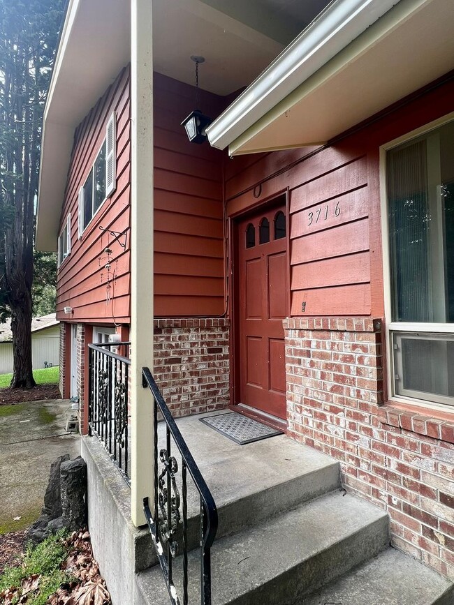 Building Photo - West Olympia Tri-Level Home