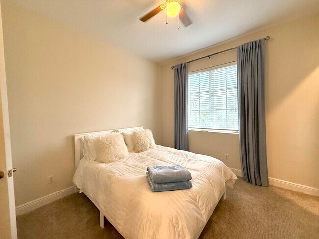 Building Photo - 809 Estancia Wy