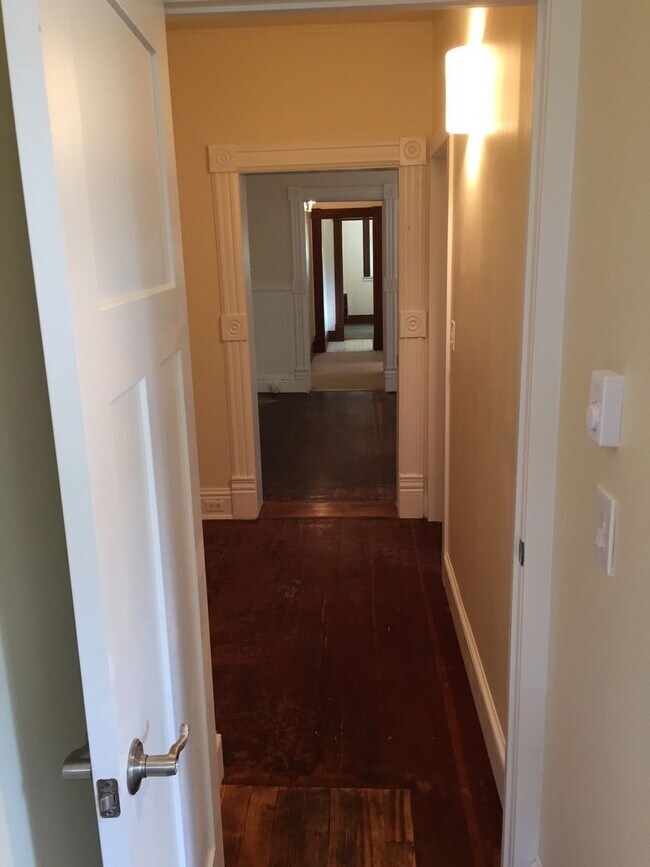 Building Photo - 910 N Garden St