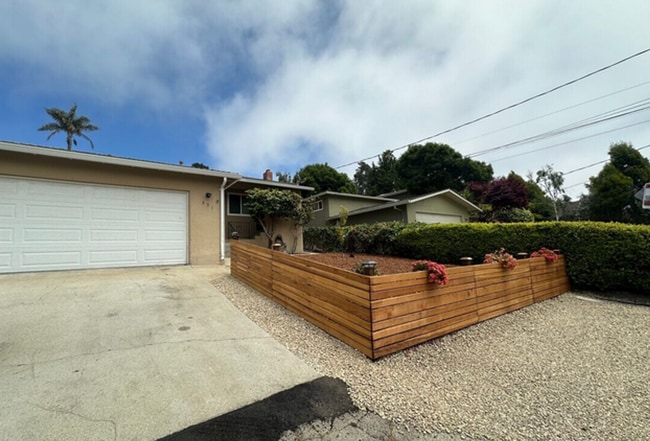 Building Photo - Coastal Living 3 bedroom home in the heart...