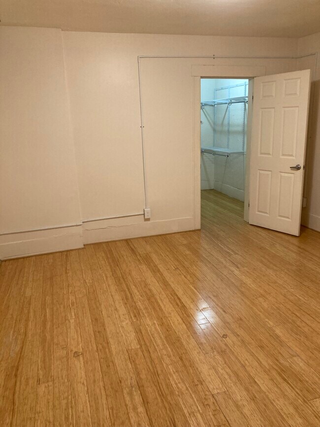 24-1 Second bedroom - 24 Eden St