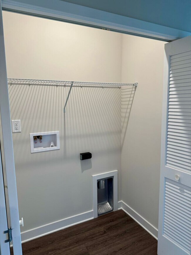 Building Photo - 3 Bedroom Townhouse w/garage located in Po...