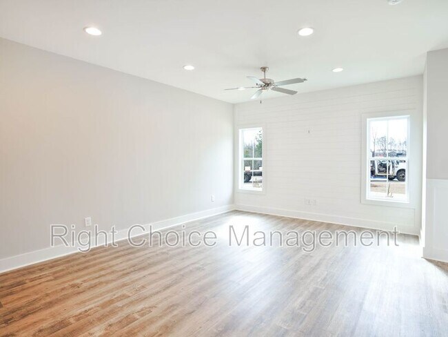 Building Photo - 630 Village Dr