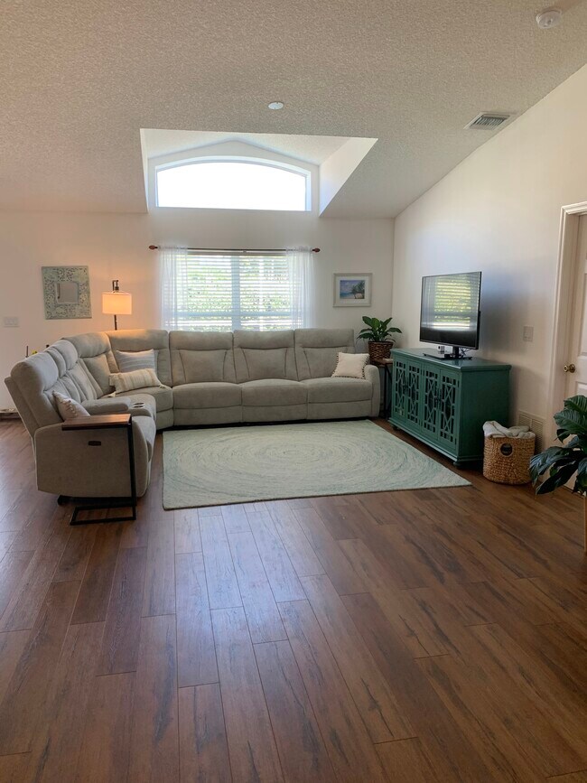 Building Photo - 993 E 13th Sq