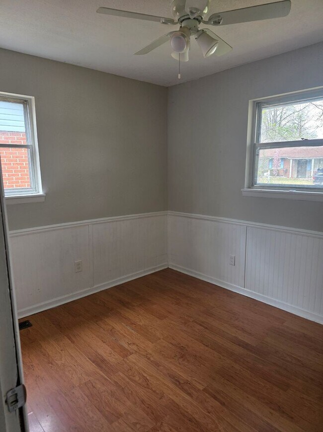 Building Photo - 2020 Louise Ave