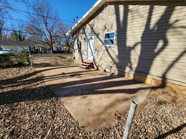 Building Photo - Spacious 3-Bedroom, 1-Bathroom Home AVAILABLE NOW!!