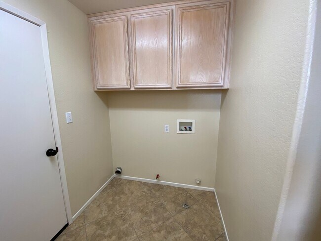 Building Photo - Beautiful Spacious 3BR/2.5BA Located in the Ivey Glenn Community!!