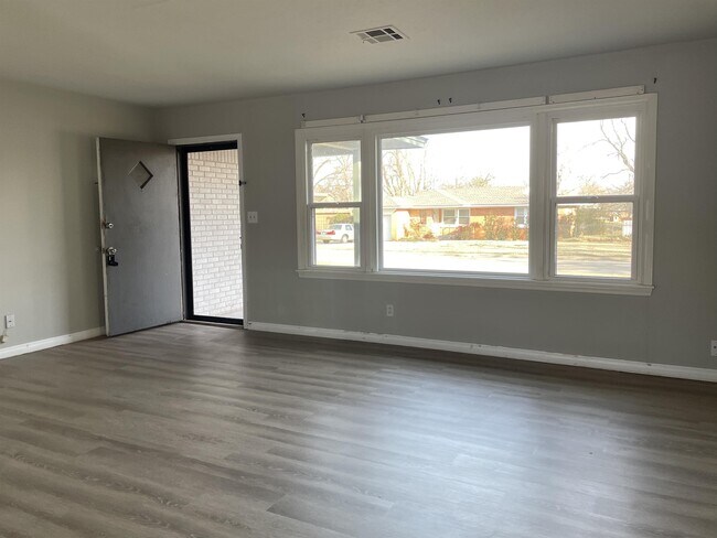 Building Photo - 616 Sherwood Dr