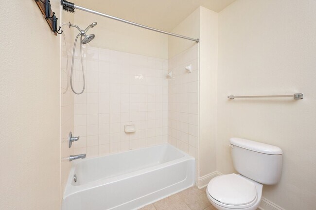 Building Photo - 2 Bedroom Townhouse in Crestview!