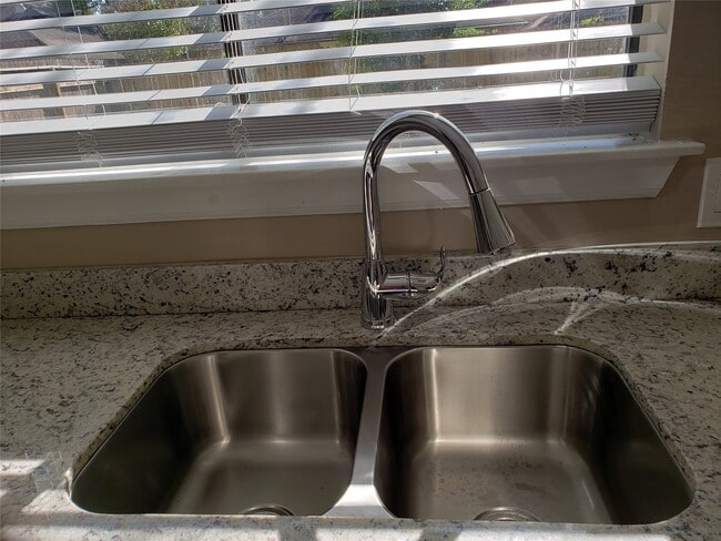 Building Photo - 1911 Richmond Vantage Dr