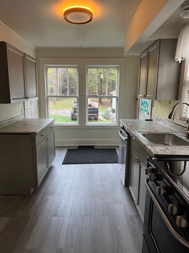 Building Photo - 619 Riverside Dr