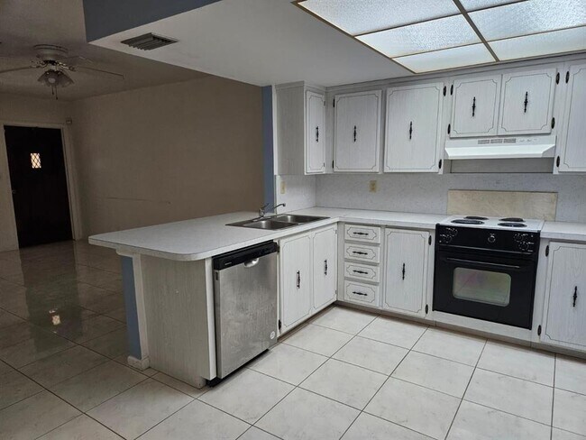 Building Photo - 7904 NW 70th Ct