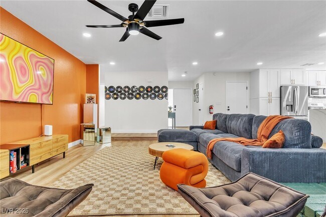 Building Photo - 425 Golden Valley Dr