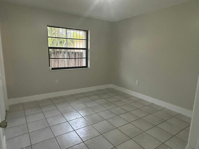 Building Photo - 3631 SW 27th St