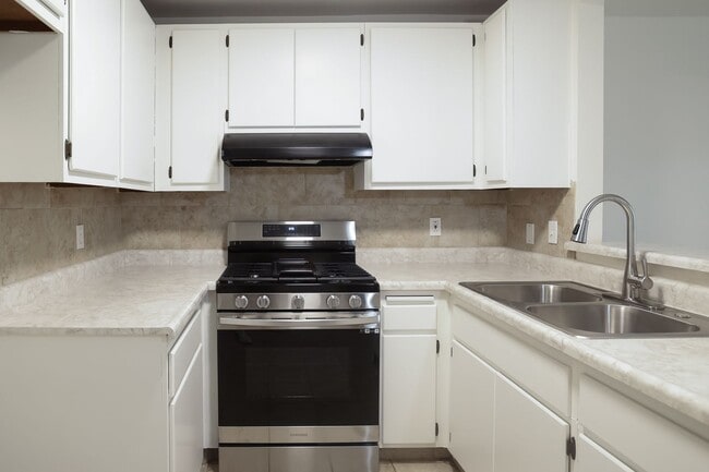 Building Photo - Downstairs 2-Bedroom Condo in Banning--55+ Gated Community!