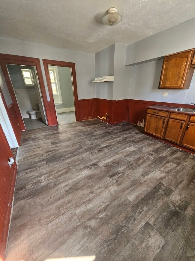 Building Photo - Lower 2 bedroom unit