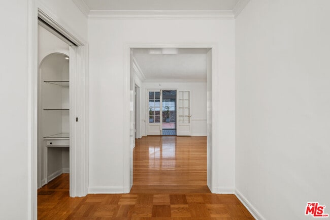 Building Photo - 234 S Roxbury Dr