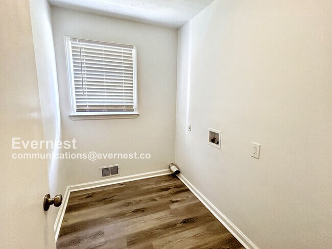 Building Photo - 704 Wilkes Dr