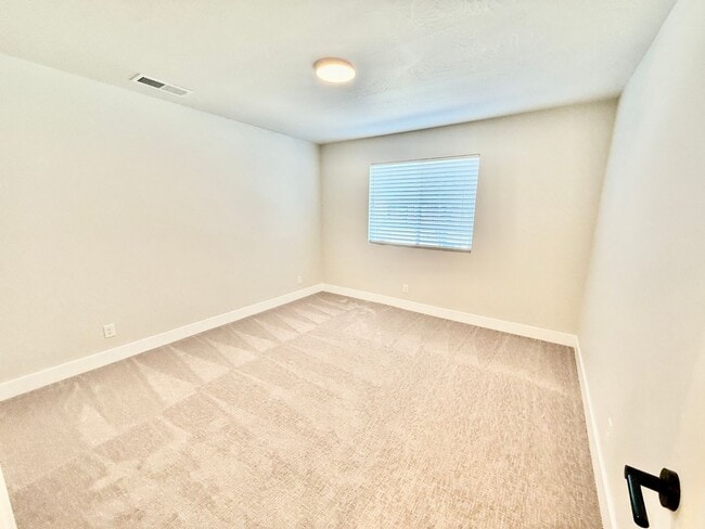 Building Photo - Spacious 3-BR Townhome in Washington