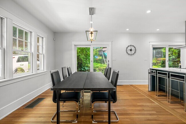 Building Photo - *Beautifully Updated & Spacious 4BD/3.5BA ...