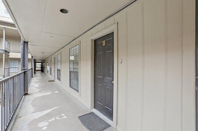 Building Photo - 2401 Leon St