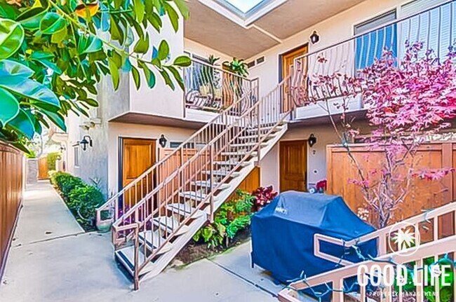 Building Photo - Gorgeous 2B/1.5BA Condo in the Heart of Normal Heights!