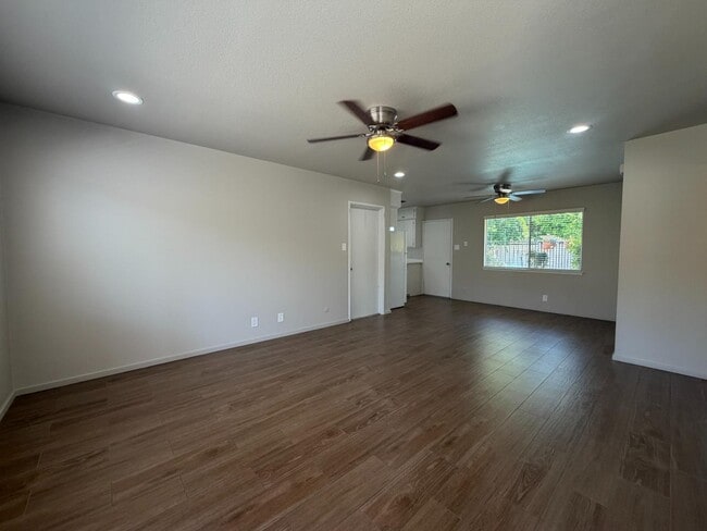 Building Photo - 1538 E Austin Way