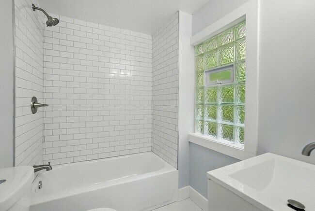 Building Photo - Two Bedroom in Dayton!