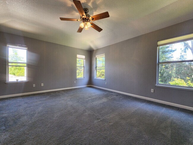 Building Photo - Spacious 4 Bed / 3 Bath Windsor Home
