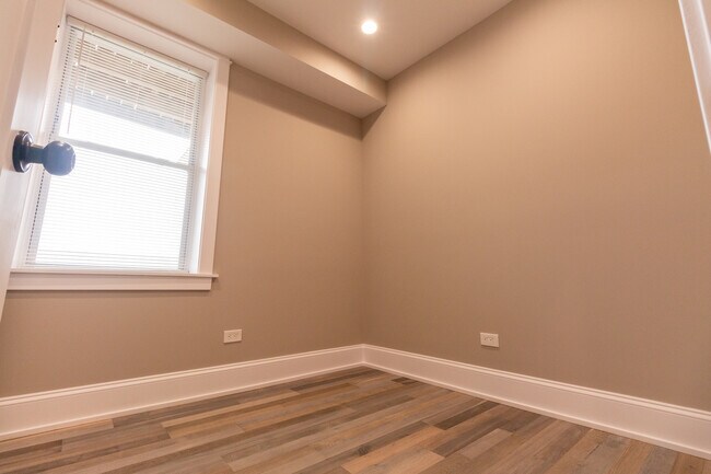Building Photo - 3757 W Addison St