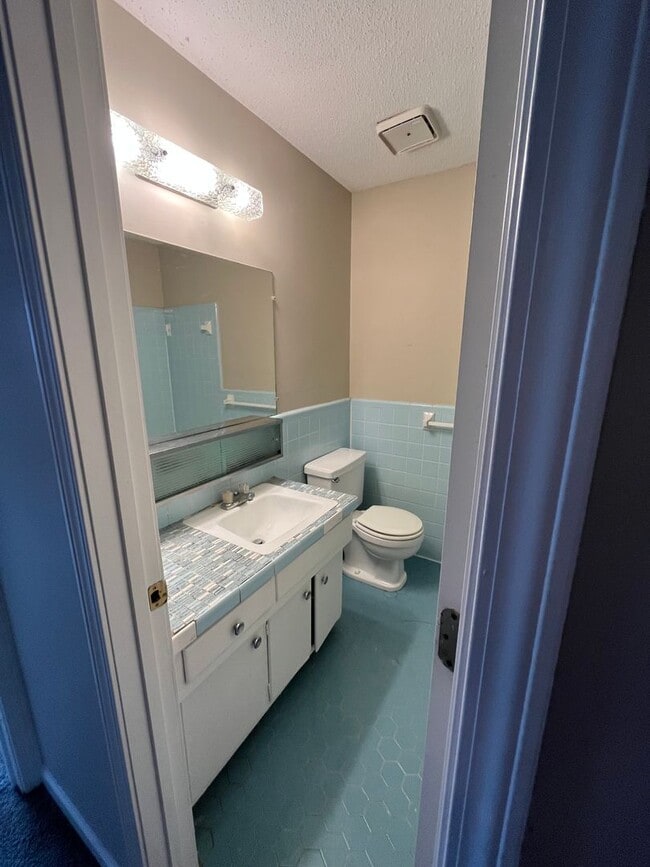 Building Photo - 3br/3ba Condo Located in Jamestown. Commun...