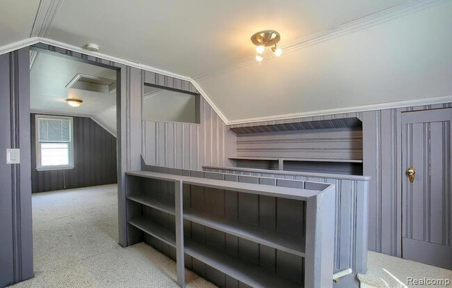 Building Photo - 348 E Maplehurst Ave