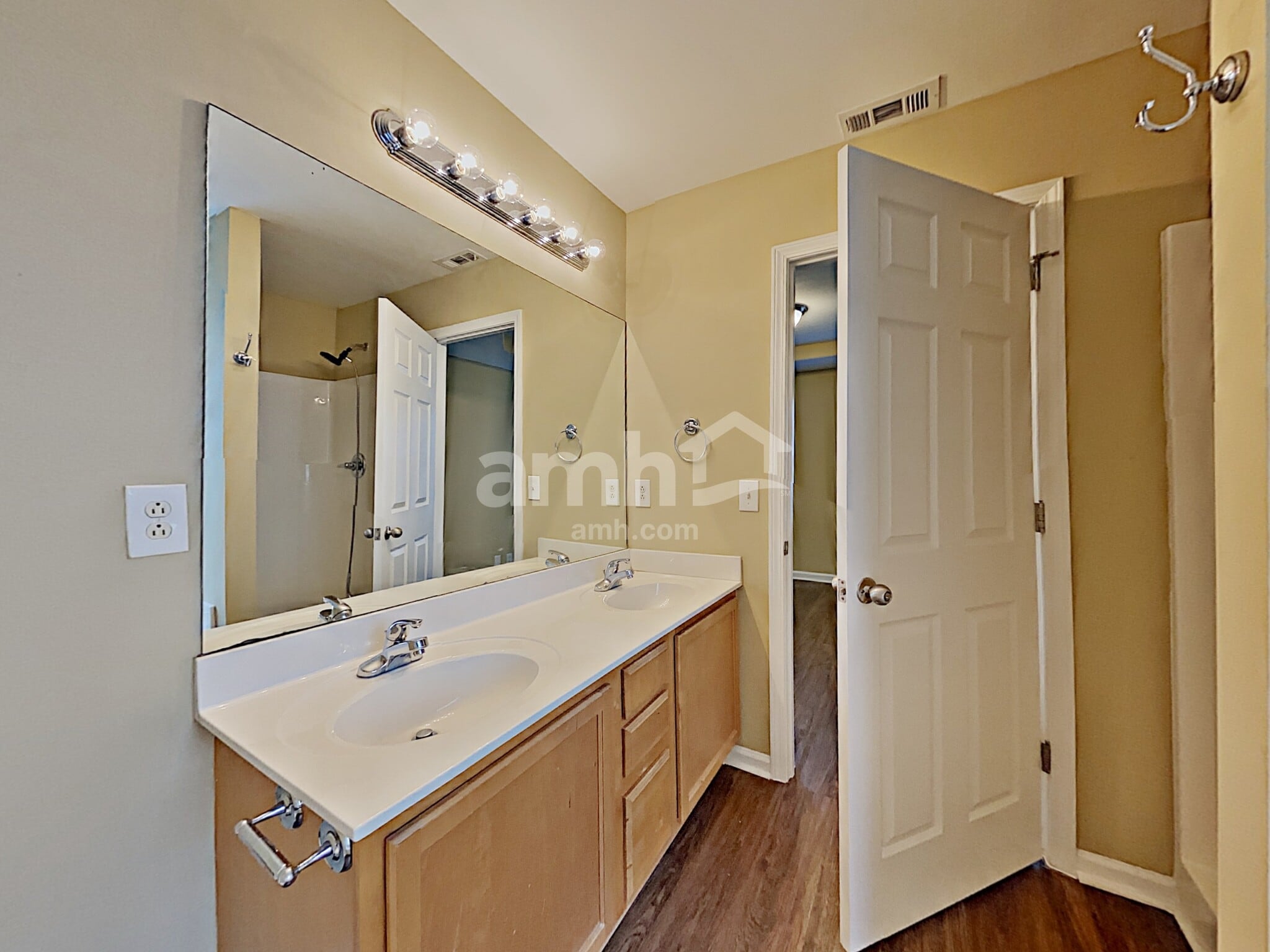 Building Photo - 1262 Lasalle Dr