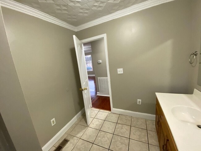 Building Photo - Now accepting applications for a 2 bedroom...