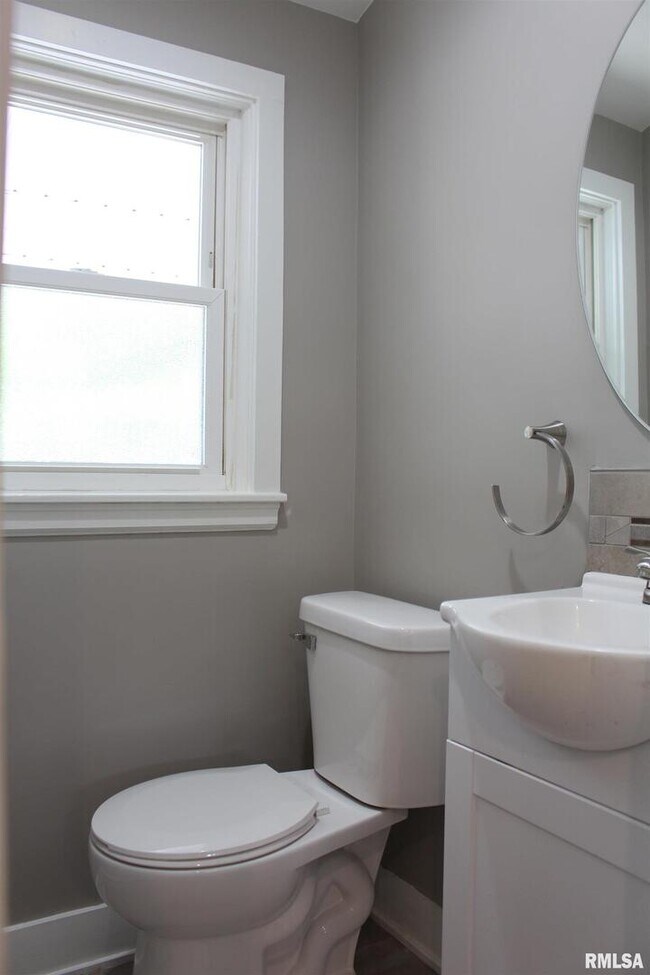 Building Photo - 4640 5th Ave