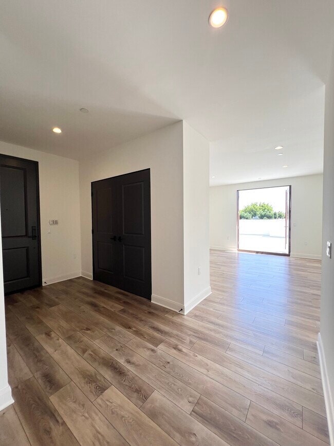 foyer/front hall - 859 S Lucerne Blvd