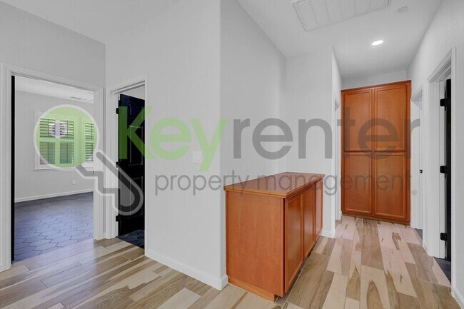 Building Photo - 973 Courtyards Loop