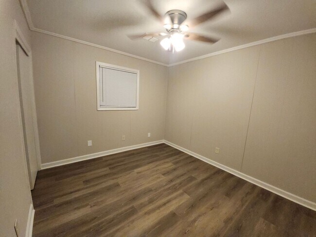 Building Photo - Classic Ranch-Style Living – 4 Bed, 2 Bath Gem!