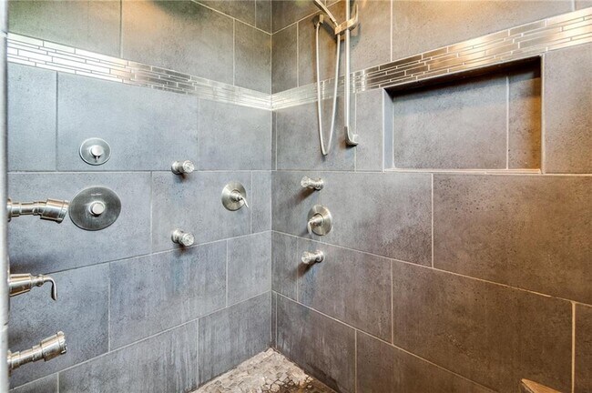 Building Photo - 612 S 58th Ct