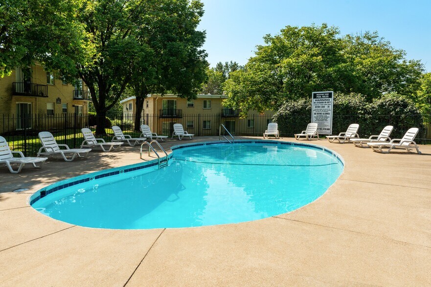 Westport Edge Apartments 11302 Bonanza Dr Maryland Heights MO 63043 Apartment Finder