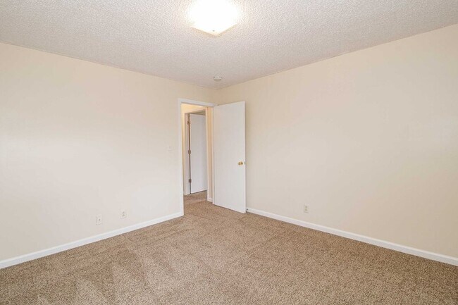 Building Photo - 402 E St