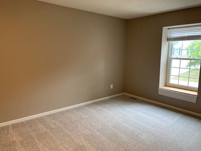 Building Photo - Large 4 Bedroom/3 Bath Home in Lee's Summit
