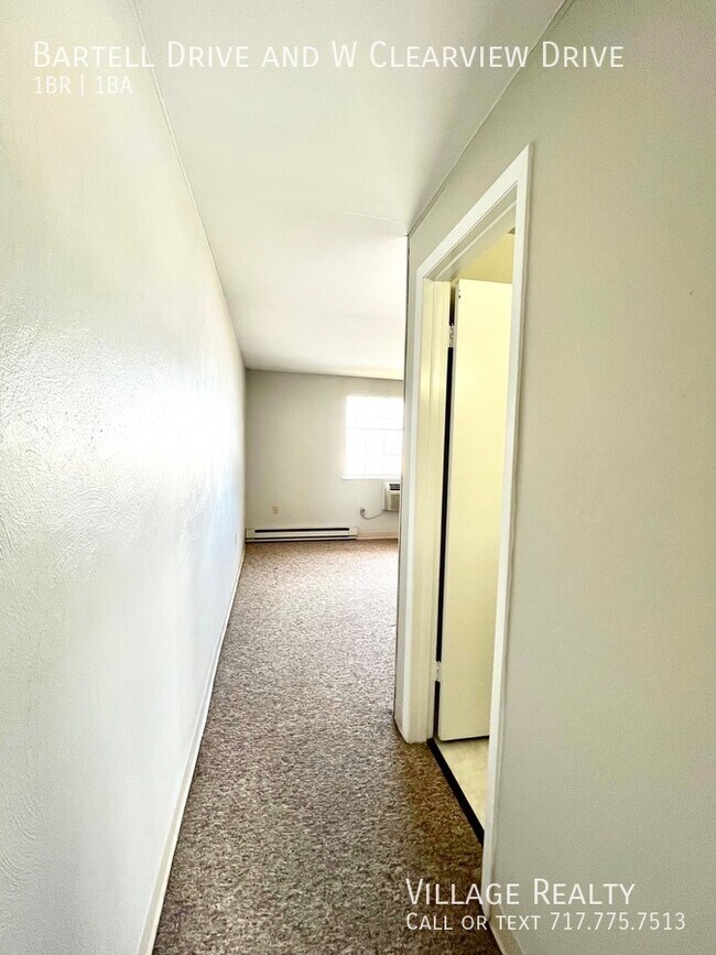 Building Photo - 51 W Clearview Dr