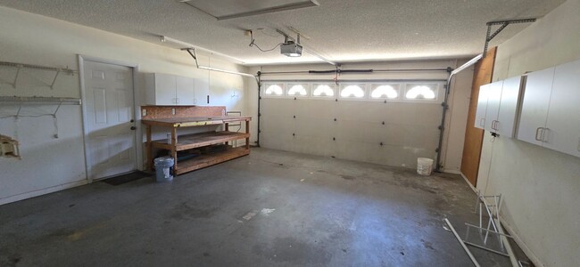 Building Photo - 3 Bed, 2 Bath, 2 Car garage.