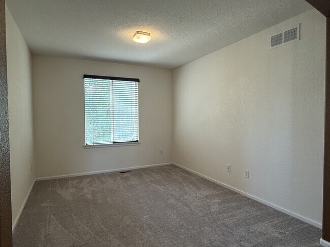 Building Photo - Gorgeous Reunion Home Features 4 Beds/2.5 Baths and Large Backyard. Close to Shopping, Dining and...