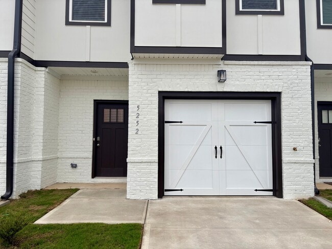 Building Photo - 5252 Magnolia Pl