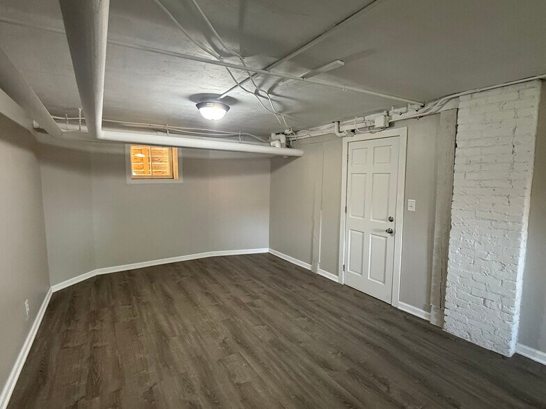 Building Photo - 204 Market St