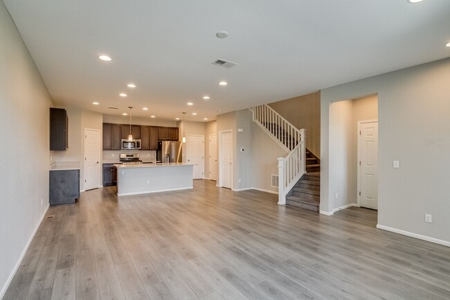 Building Photo - Spacious 4BR Townhome in Denver