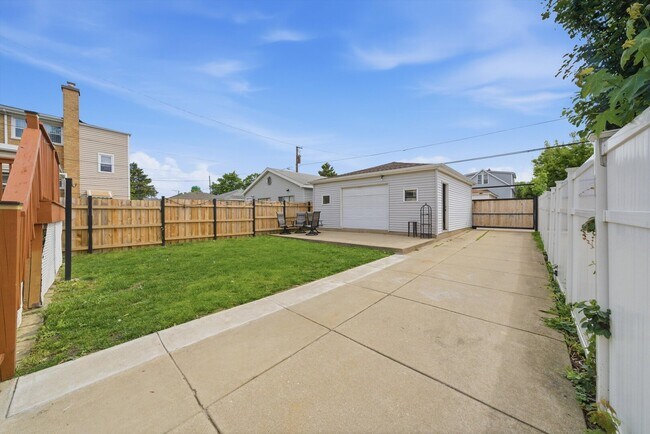 Building Photo - 2231 N 75th Ave